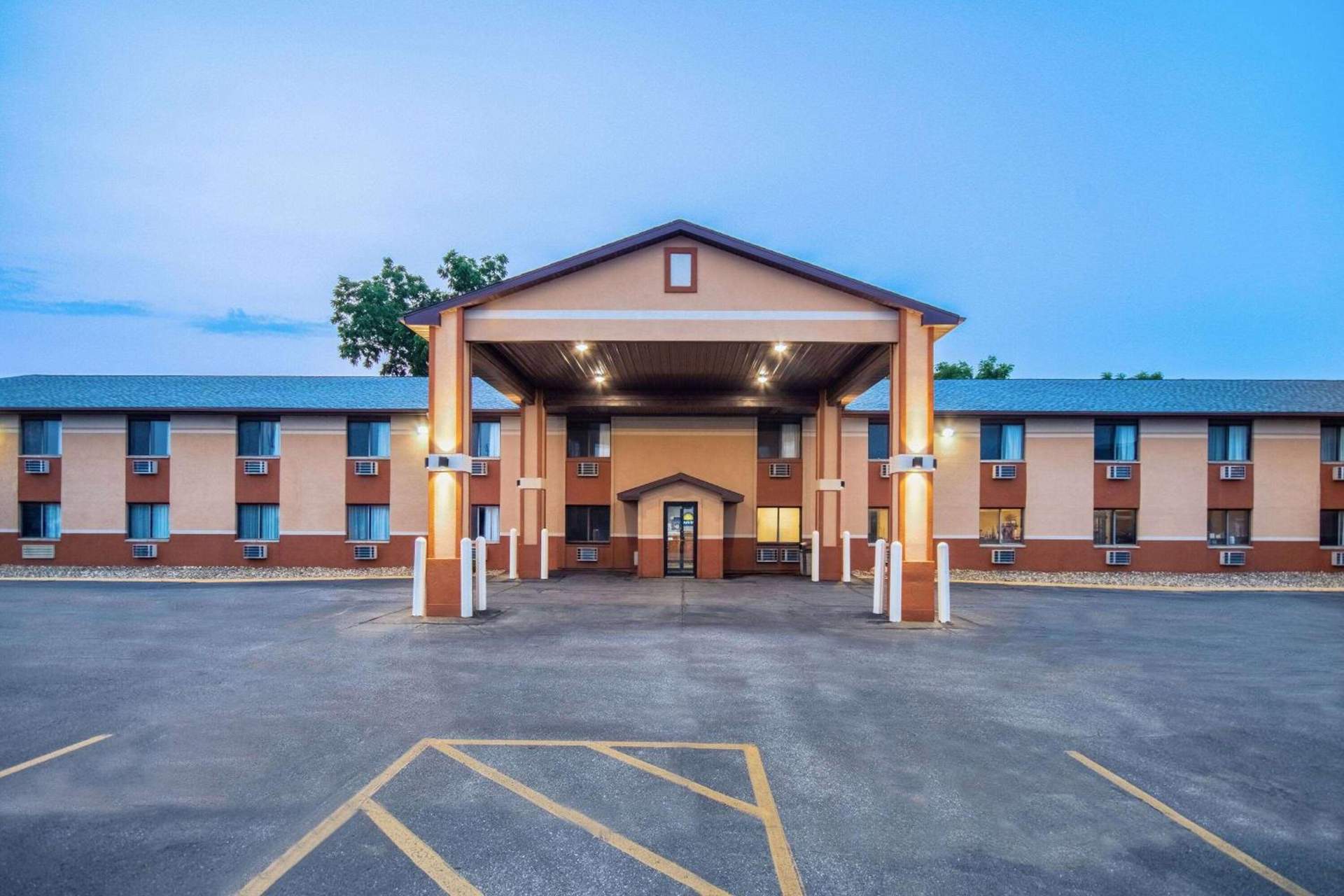 Days Inn & Suites by Wyndham Waterloo
