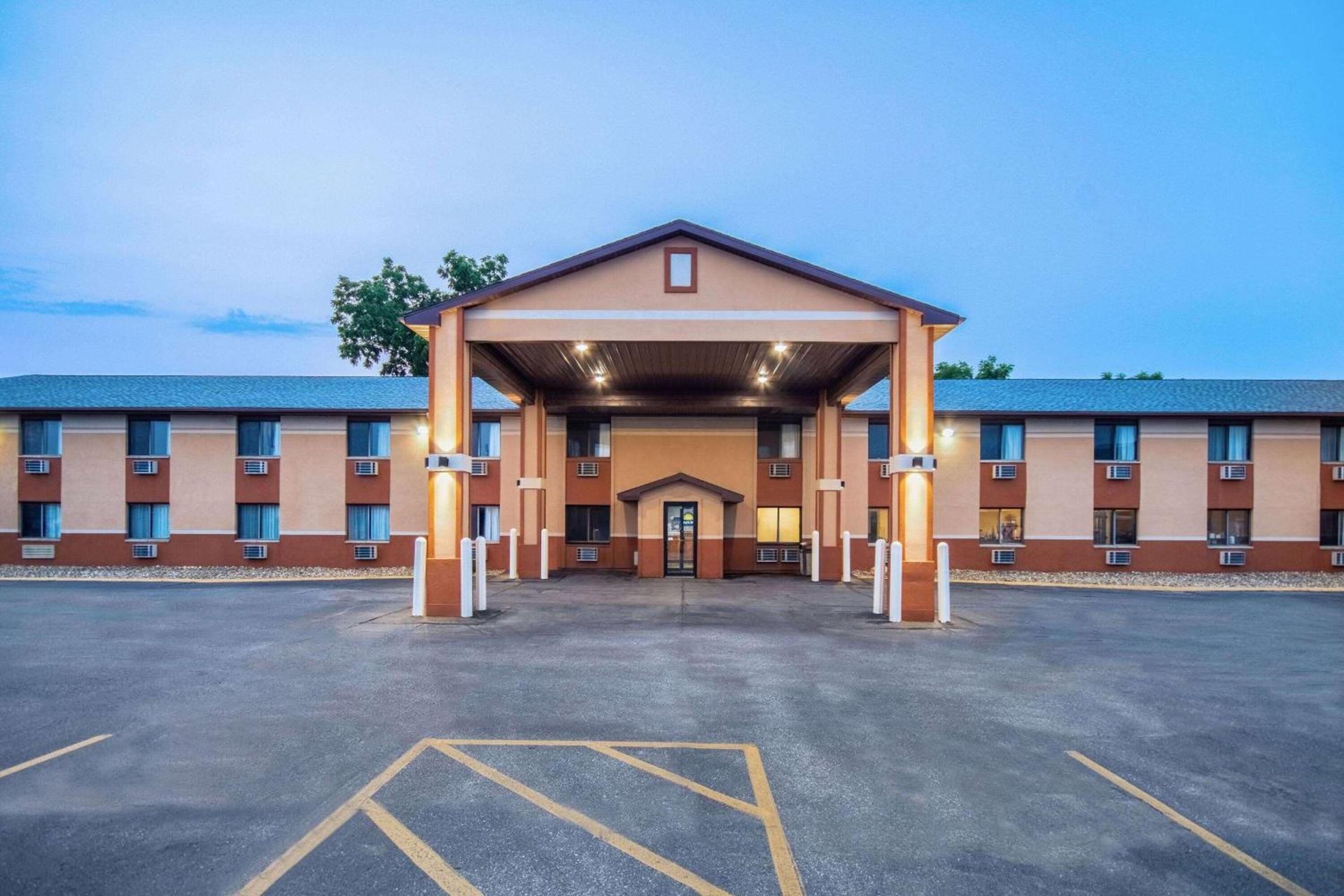 Days Inn & Suites by Wyndham Waterloo — hotel in Waterloo