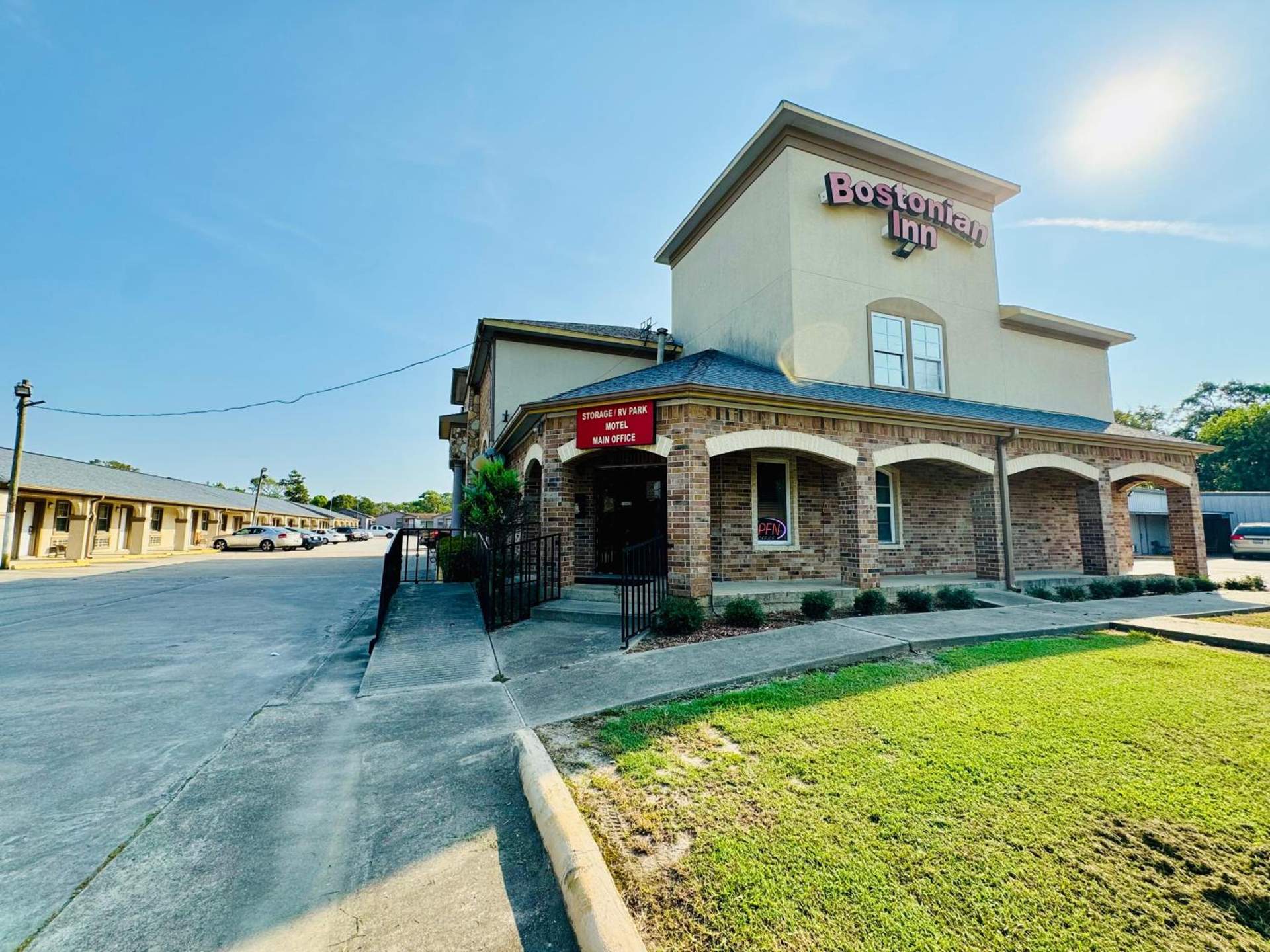 Bostonian Inn & Suites