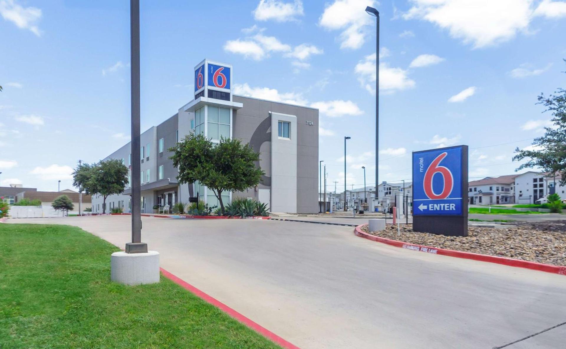 Motel 6-Laredo, TX - Airport — hotel in Laredo