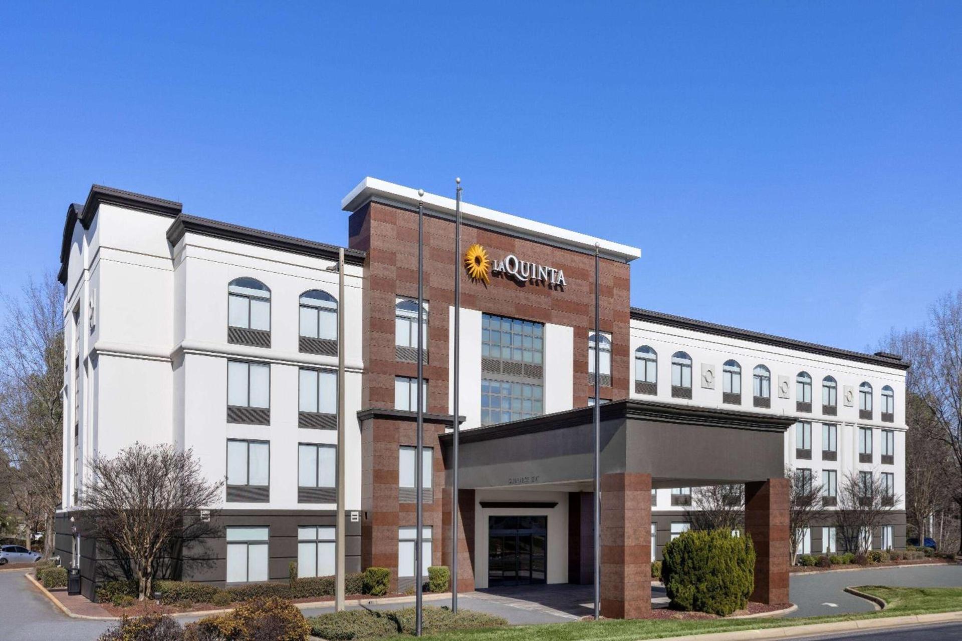 La Quinta Inn & Suites by Wyndham Mooresville — hotel in Mooresville