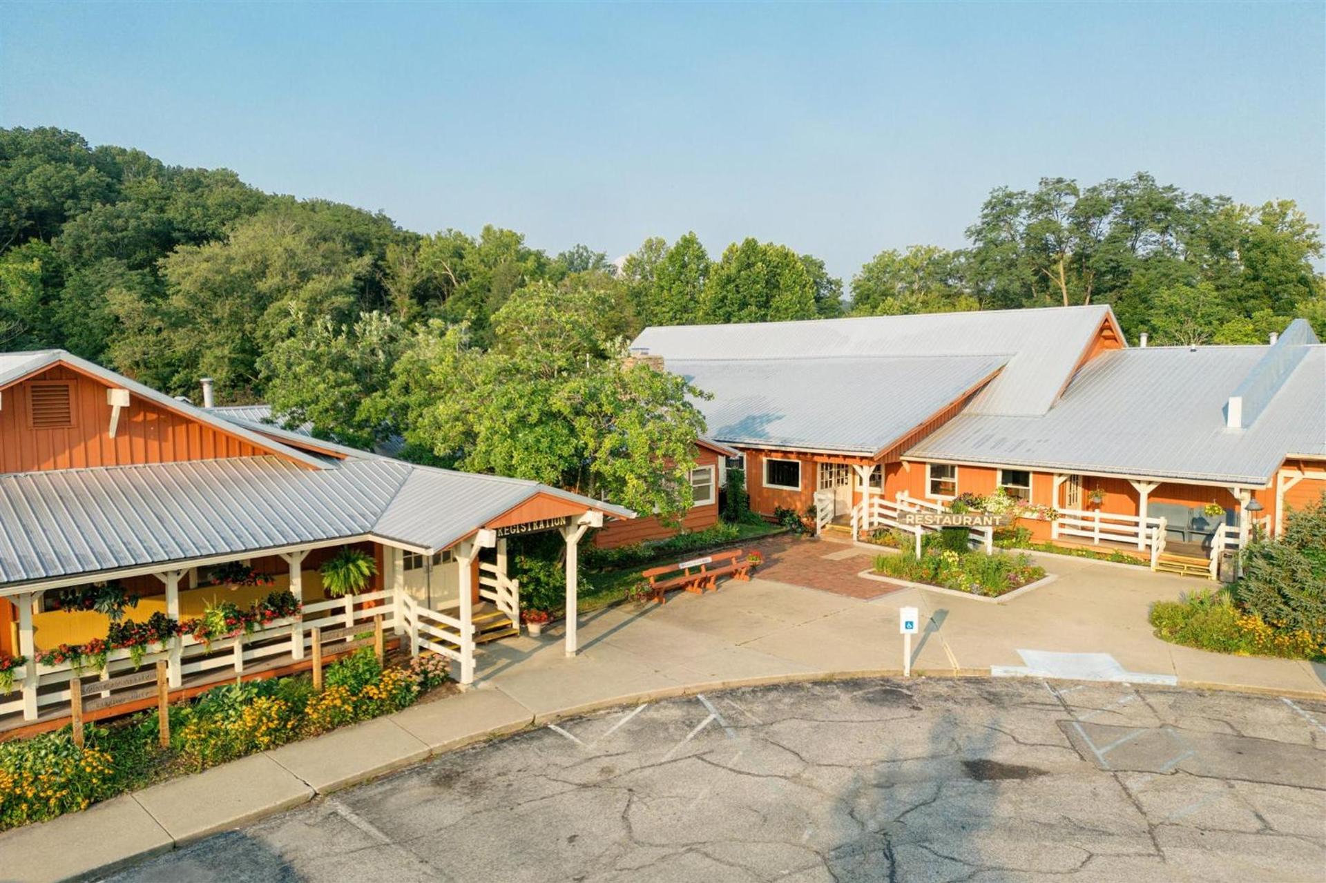 Brown County Inn — hotel in Nashville