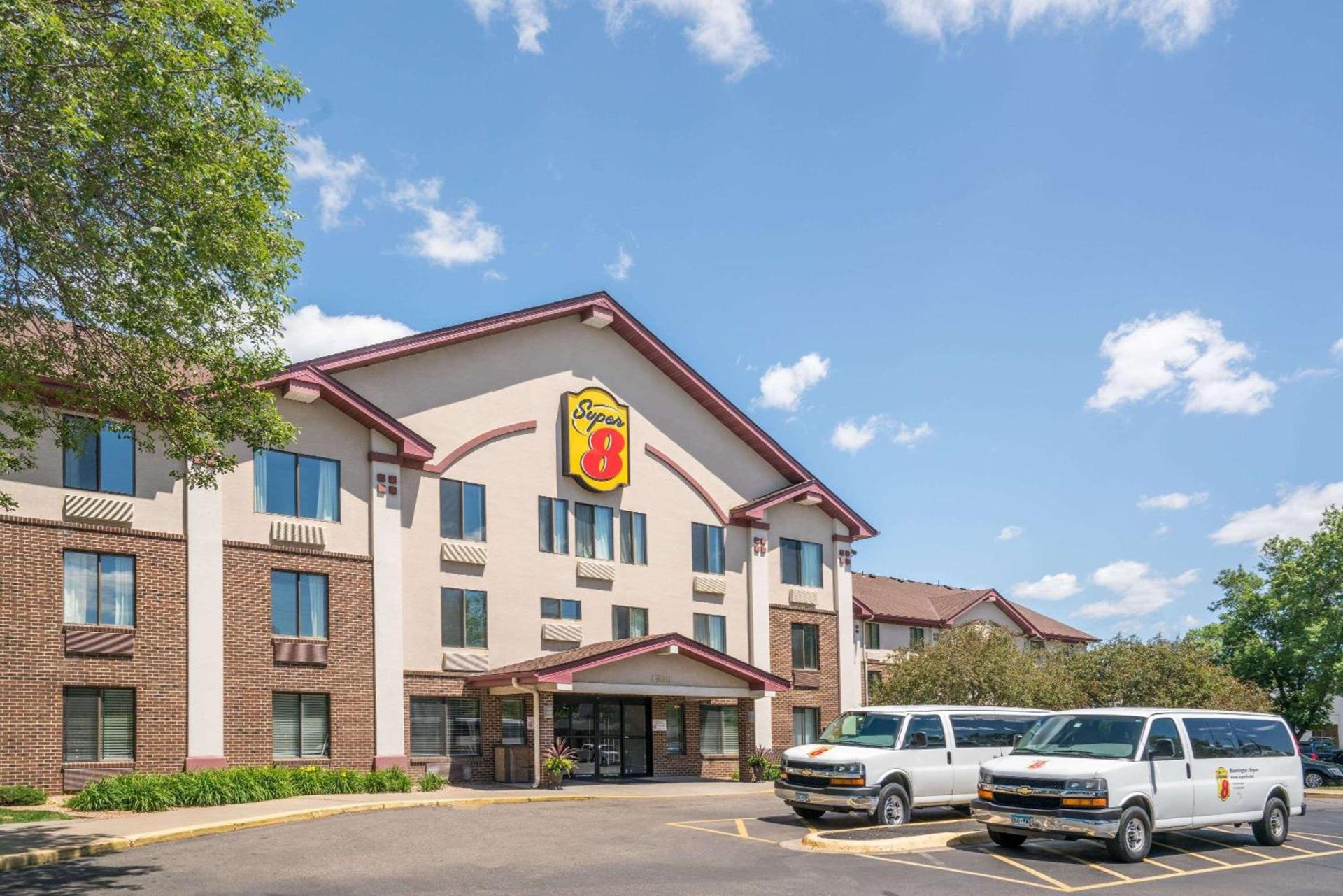 Super 8 by Wyndham Bloomington/Airport — hotel in Bloomington