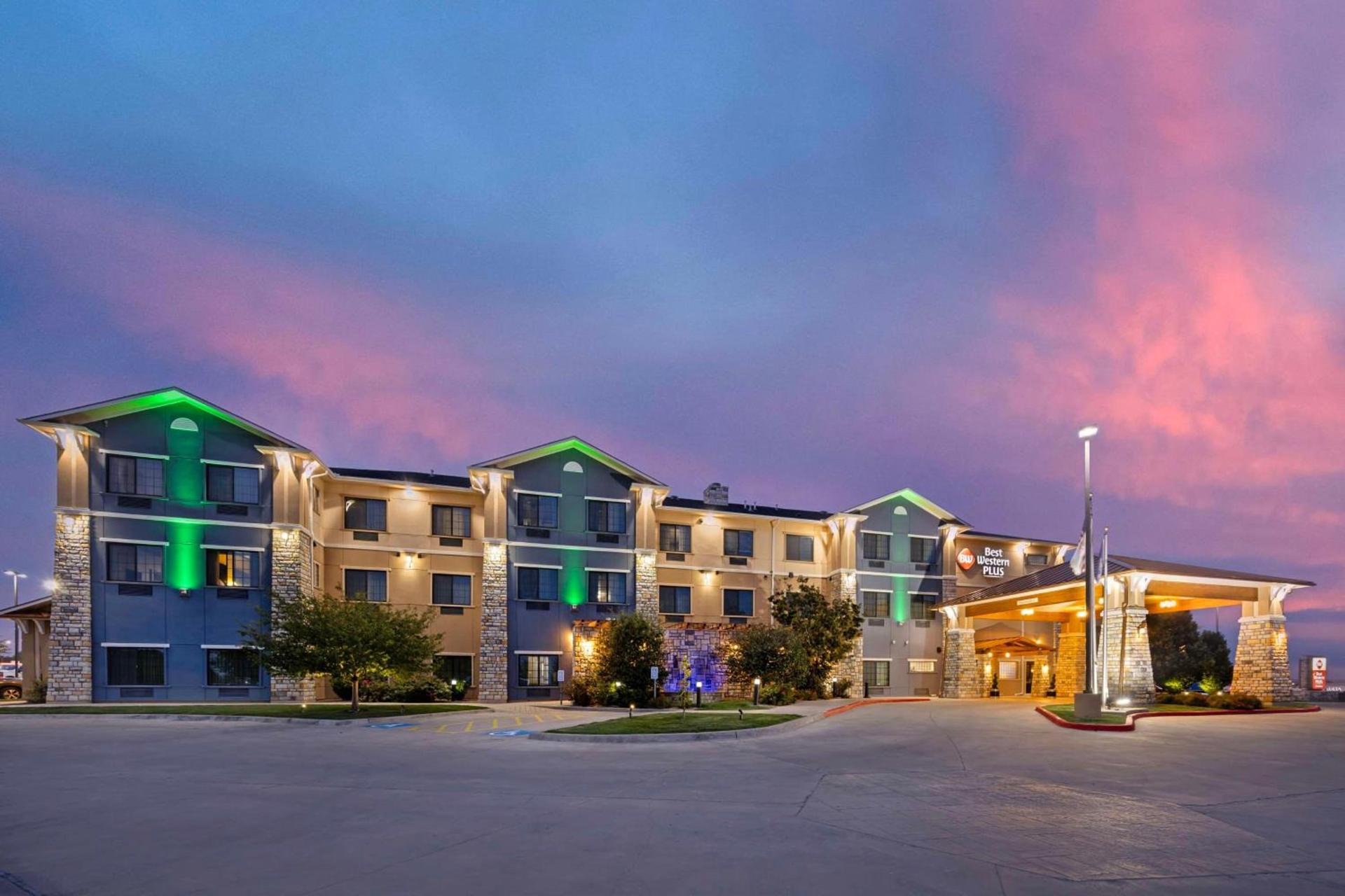 Best Western Plus Emerald Inn & Suites — hotel in Garden City