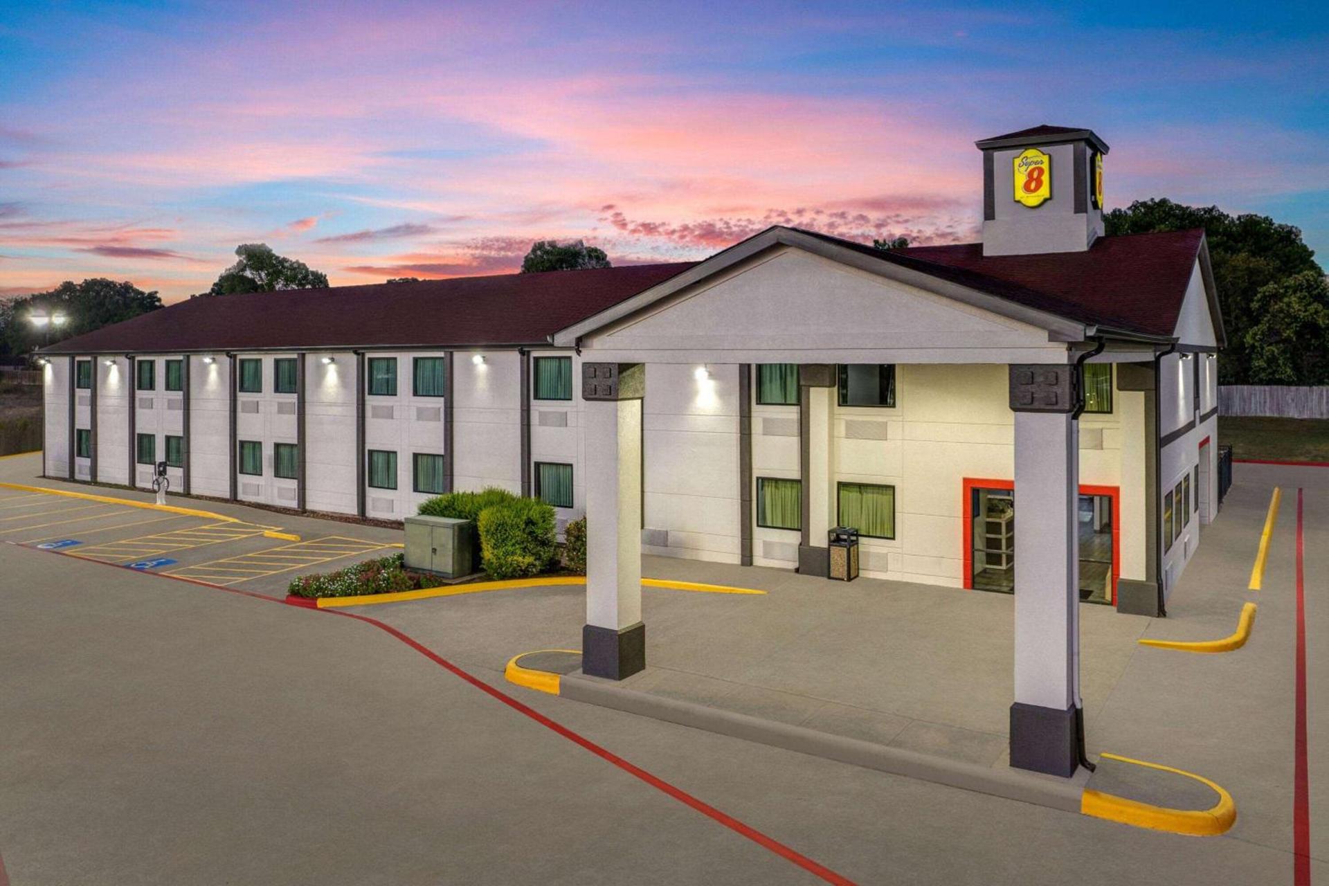 Super 8 by Wyndham Waxahachie TX — hotel in Waxahachie