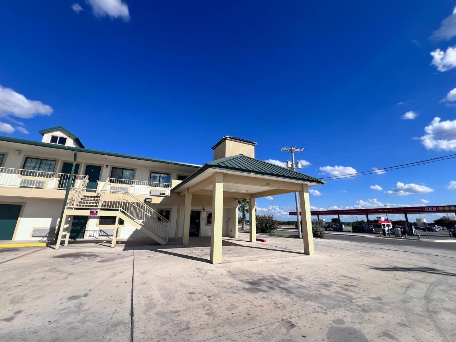 OYO Garden Inn and Suites Pearsall I-35 East — hotel in Pearsall