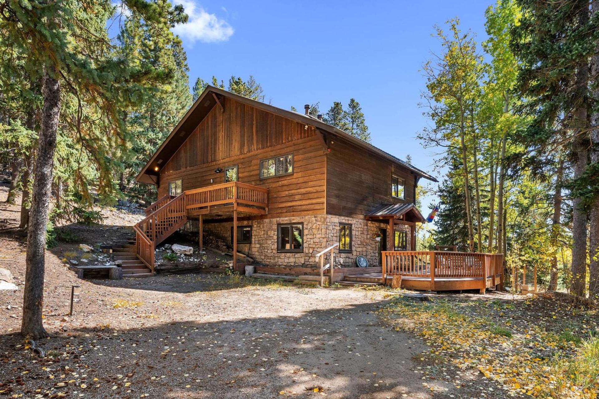 Nestled Inn — hotel in Evergreen