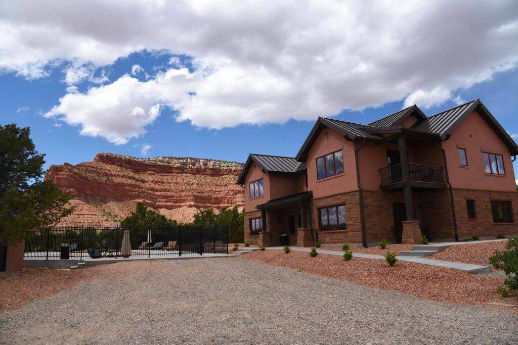 Beautiful Lodge With Private Pool, Hot Tub, And Pickleball Court