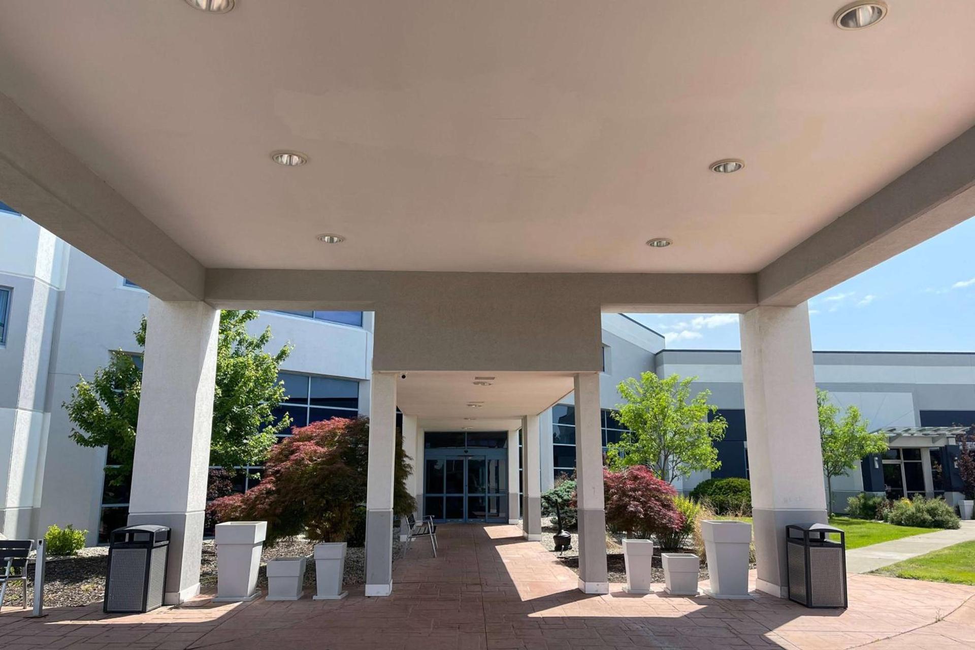 Wyndham Flint MI Grand Blanc Bishop Airport Conference Ct — hotel in Flint