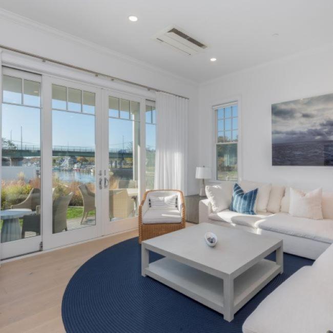 Canoe Place Waterfront Residences — hotel in Hampton Bays