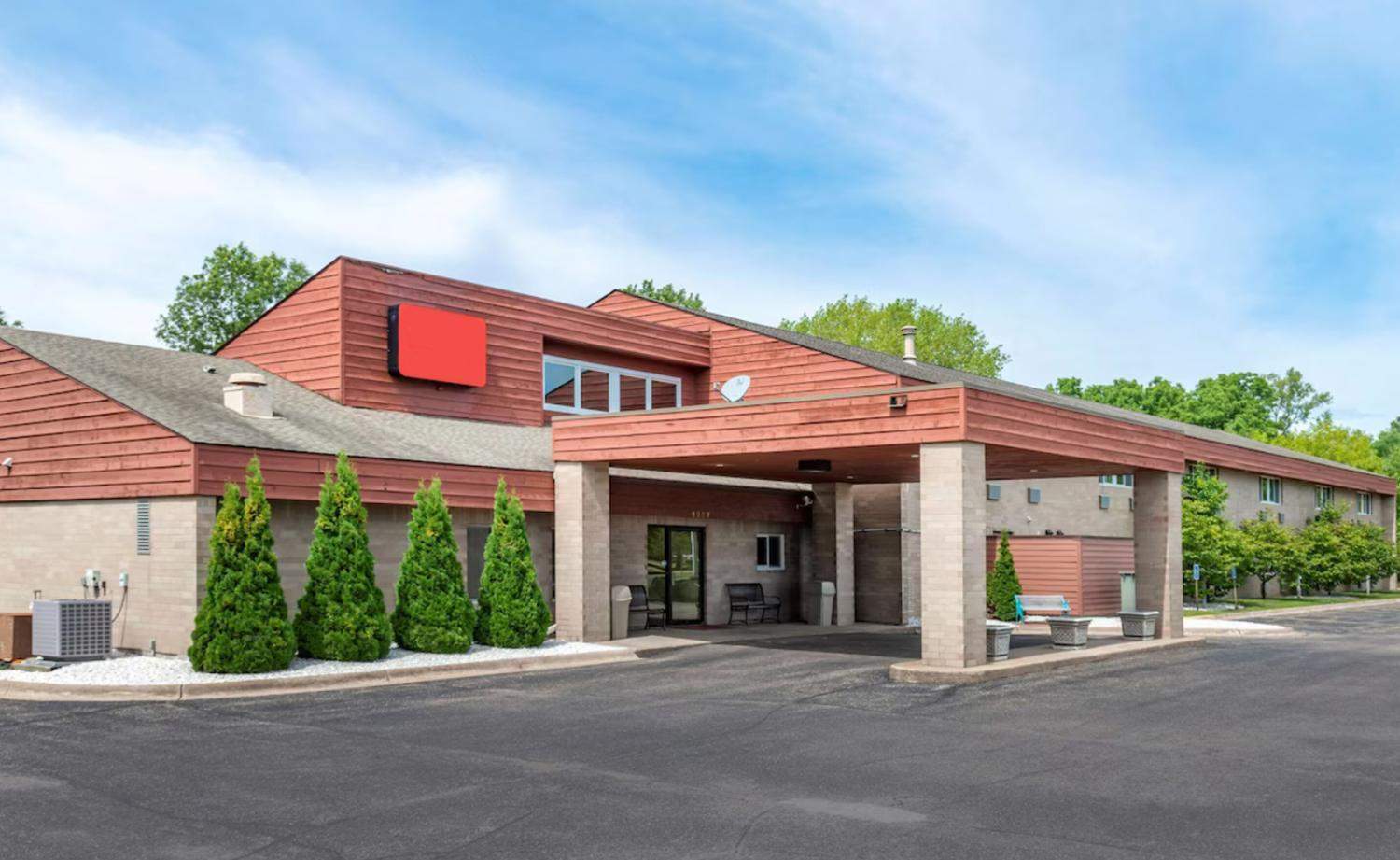 Coratel Inn and Suites By Jasper River Falls