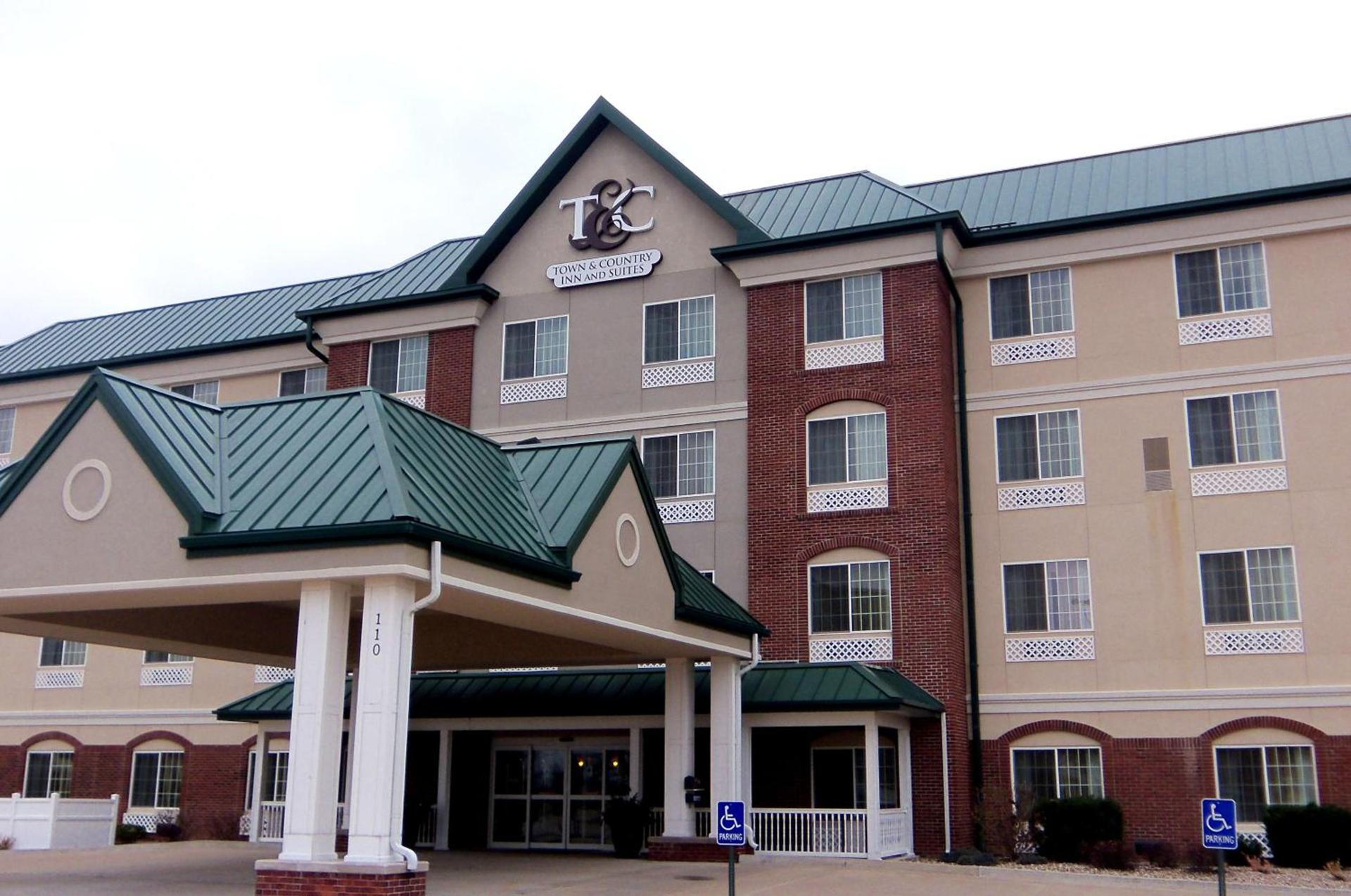 Town & Country Inn and Suites — hotel in Quincy