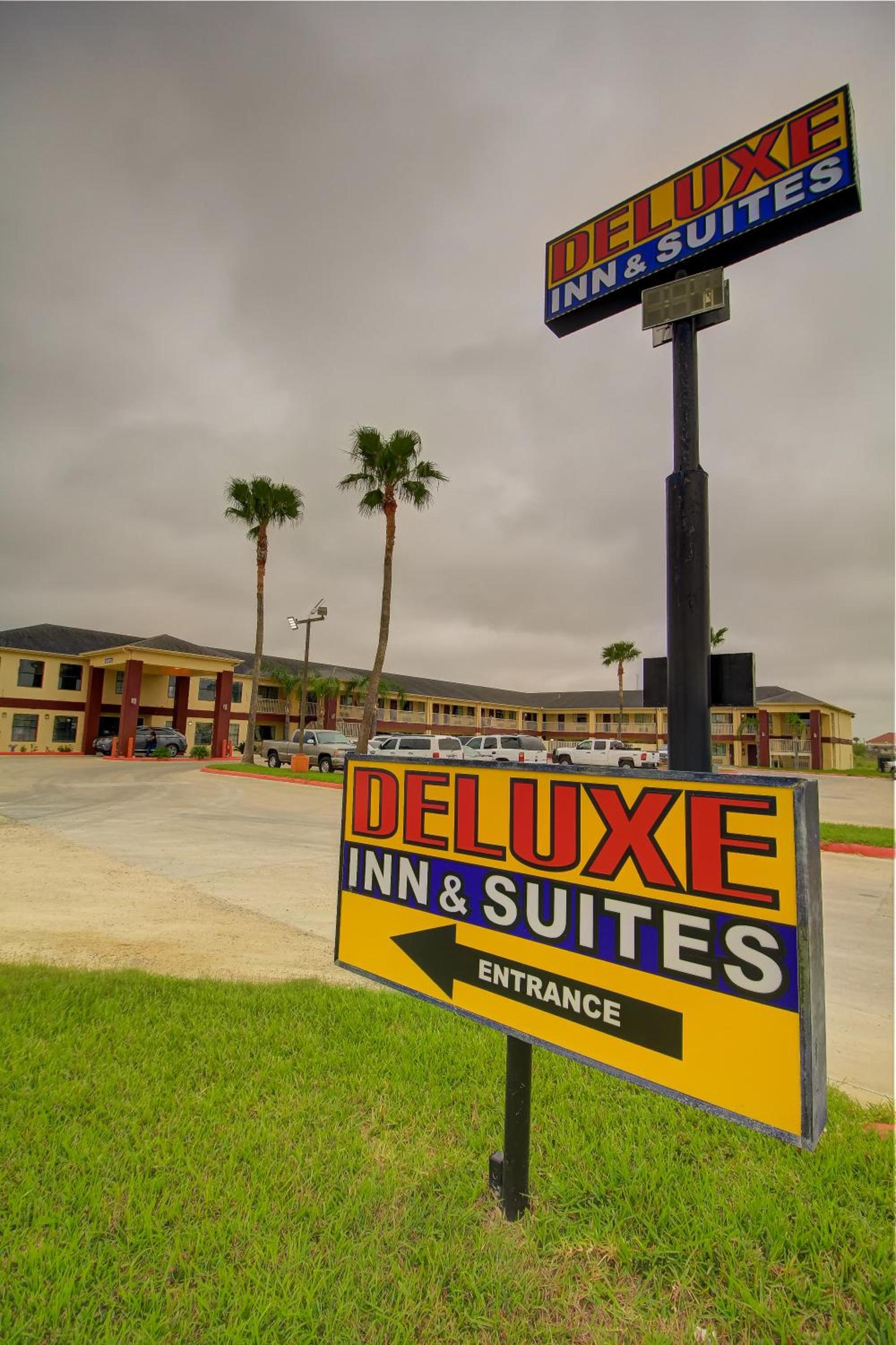 Deluxe Inn and Suites — hotel in Raymondville