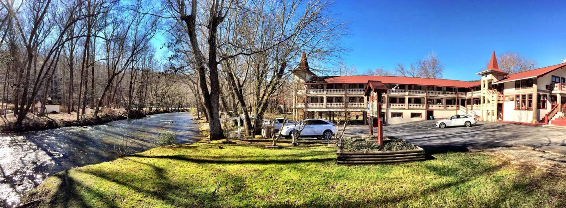 Riverbend Motel & Cabins