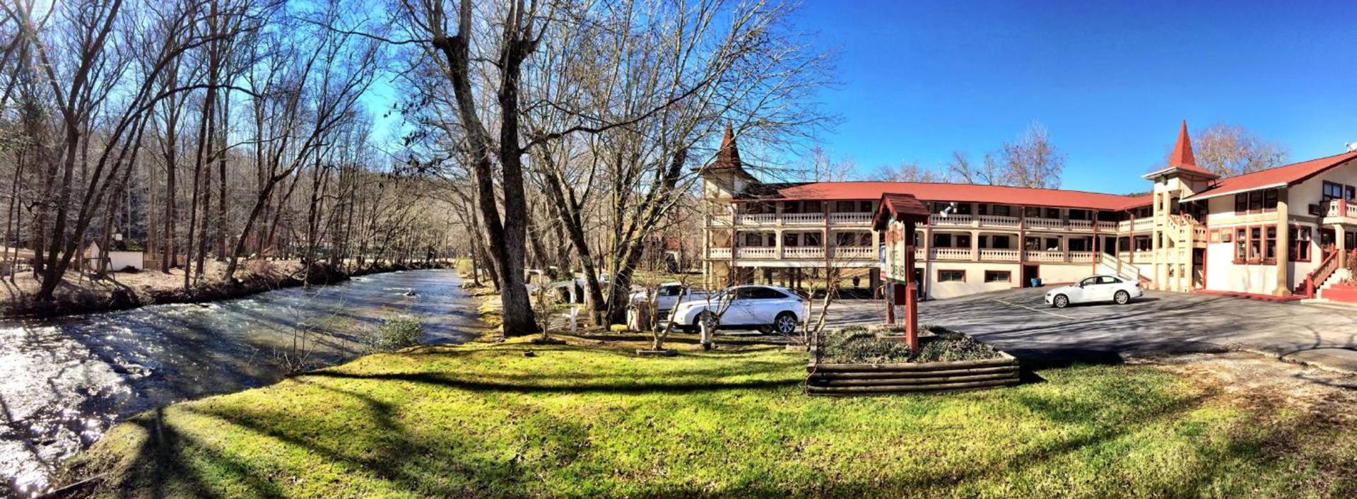 Riverbend Motel & Cabins — hotel in Helen