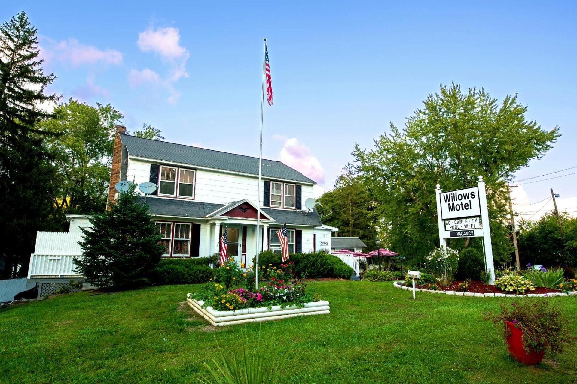 Willows Motel — hotel in Williamstown