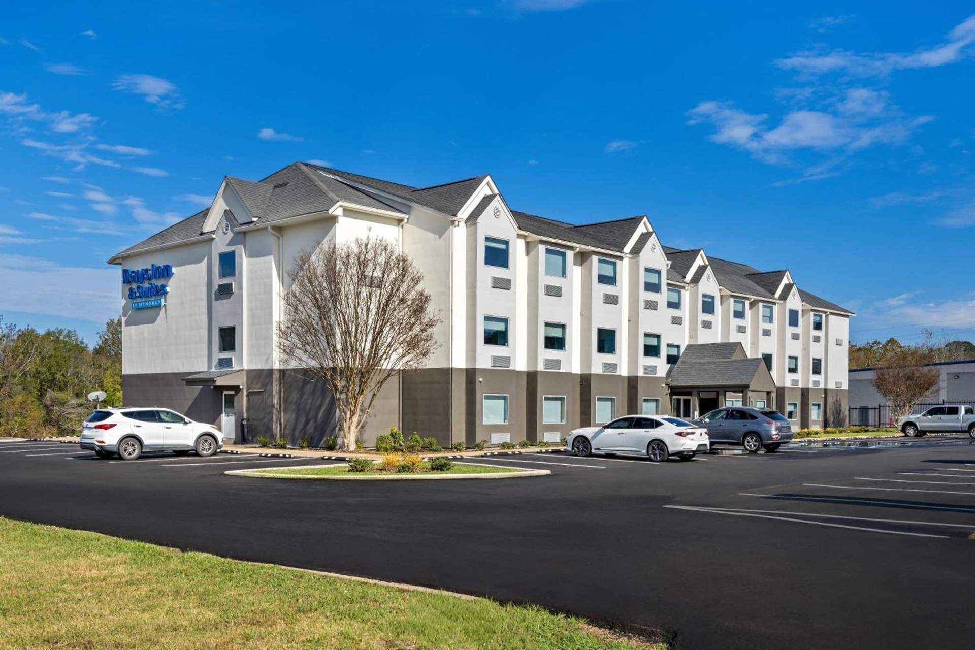 Days Inn & Suites by Wyndham Brandon Amphitheater