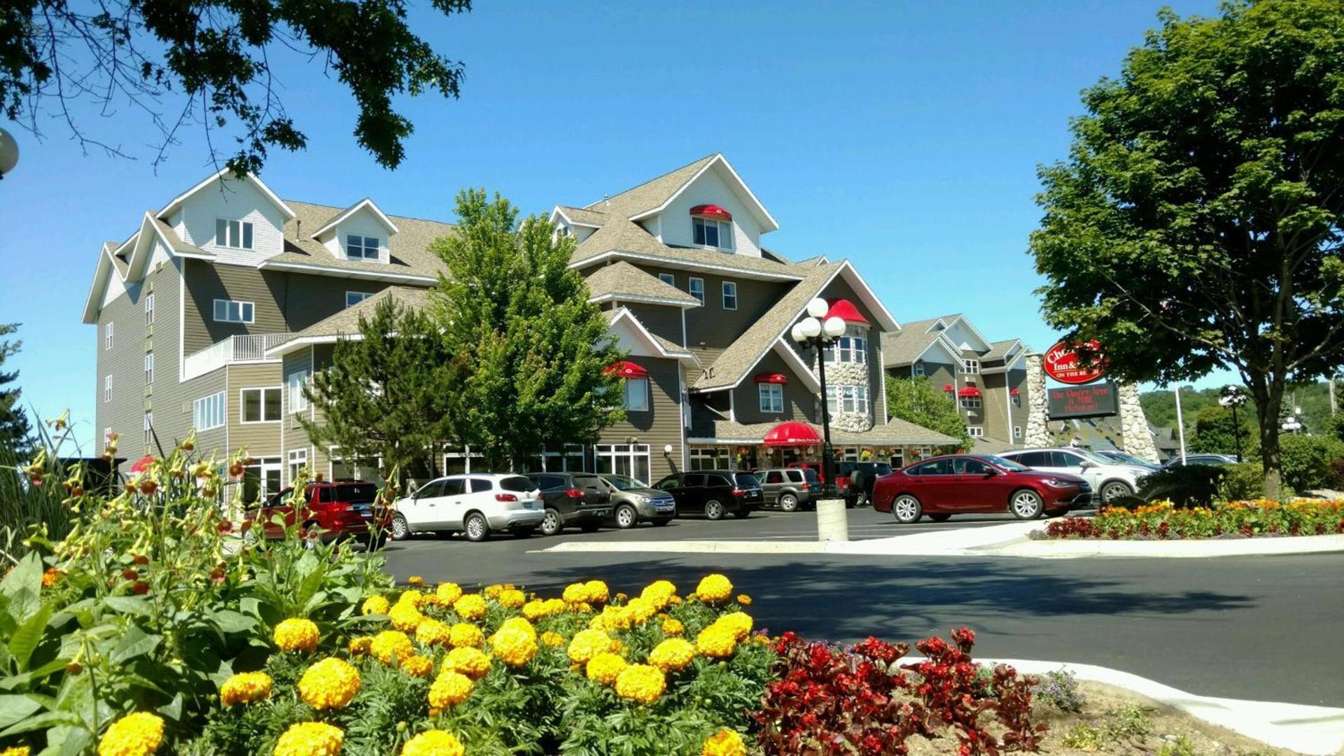 Cherry Tree Inn & Suites — hotel in Traverse City