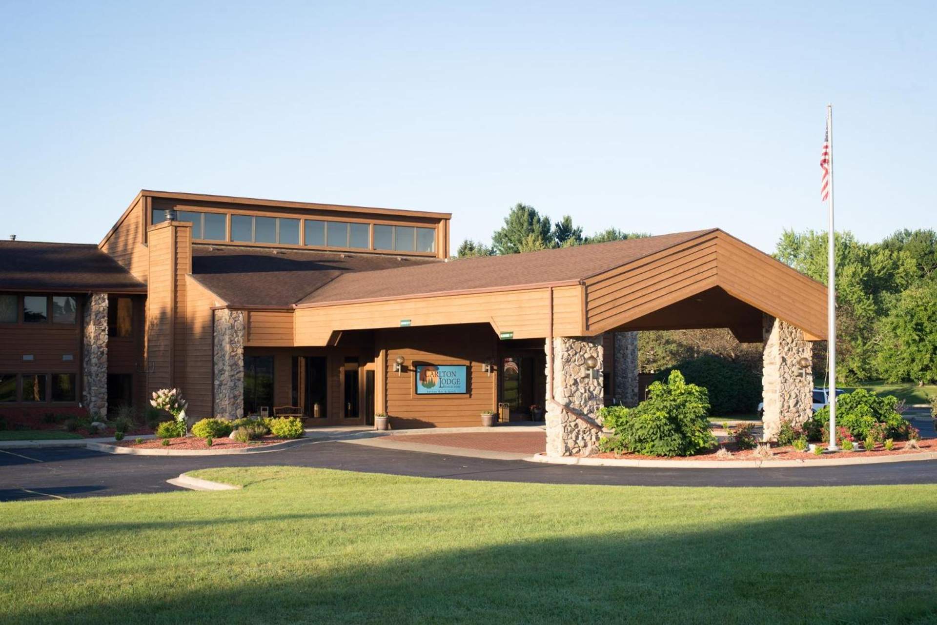 Carlton Lodge Hotel and Suites