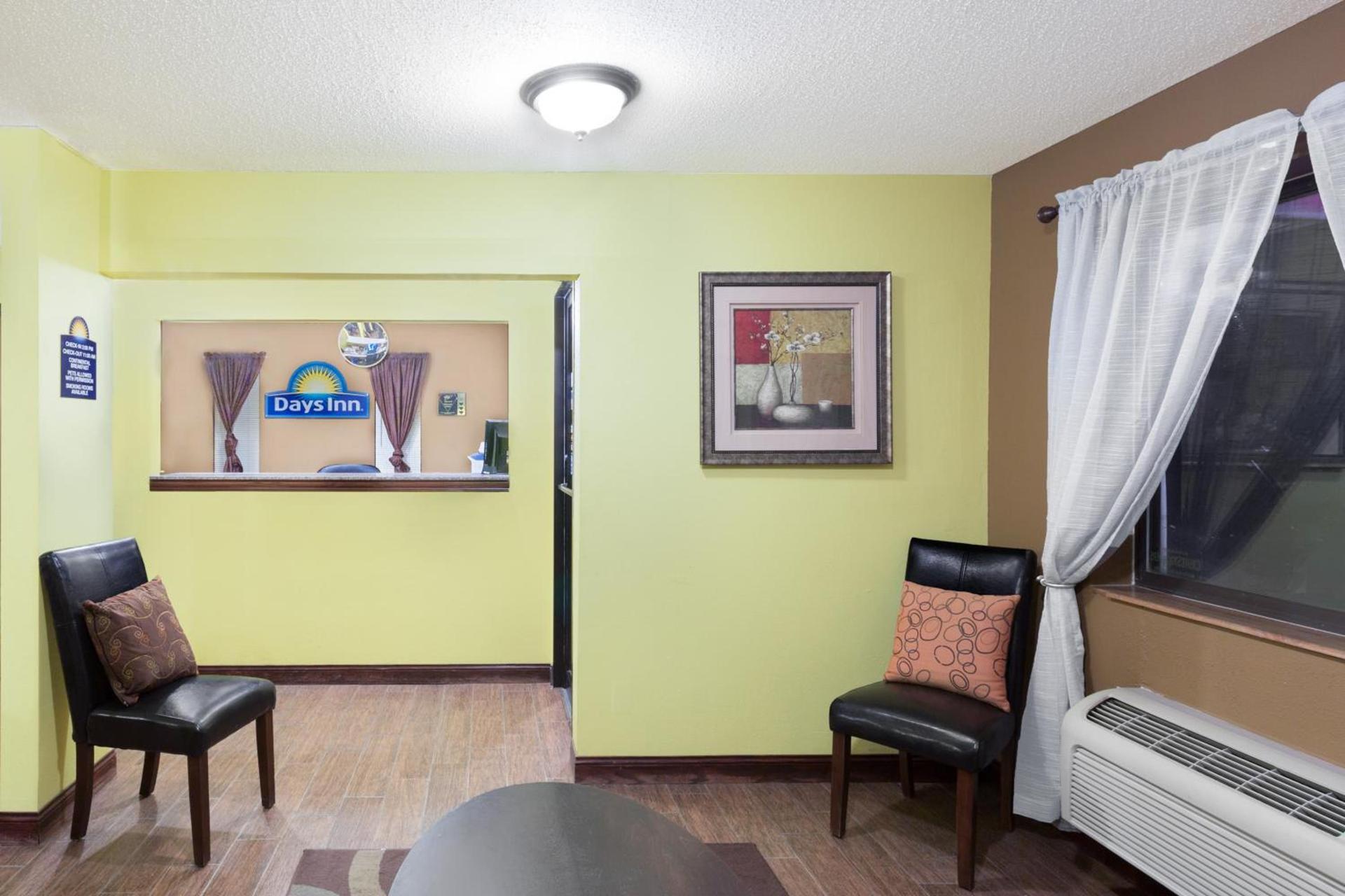 Econo Lodge Inn & Suites Yankton — hotel in Yankton