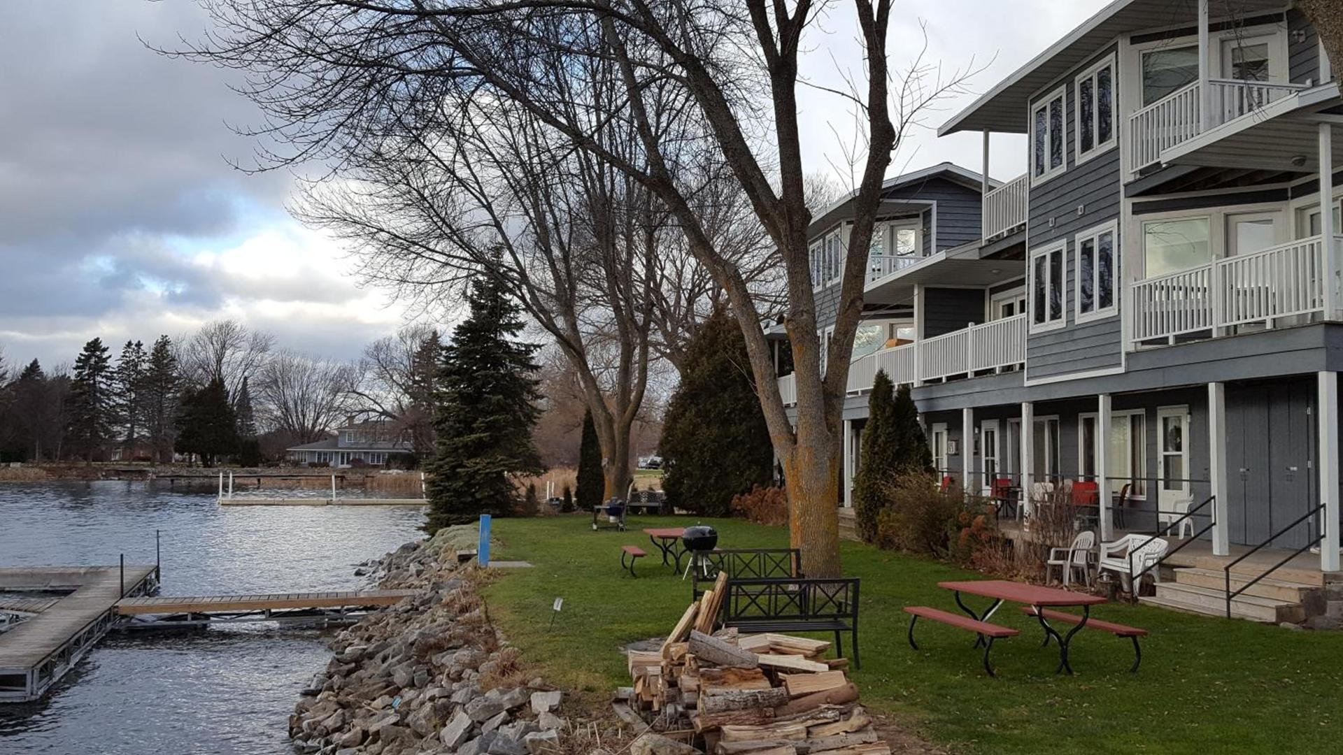 Snug Harbor Inn — hotel in Sturgeon Bay