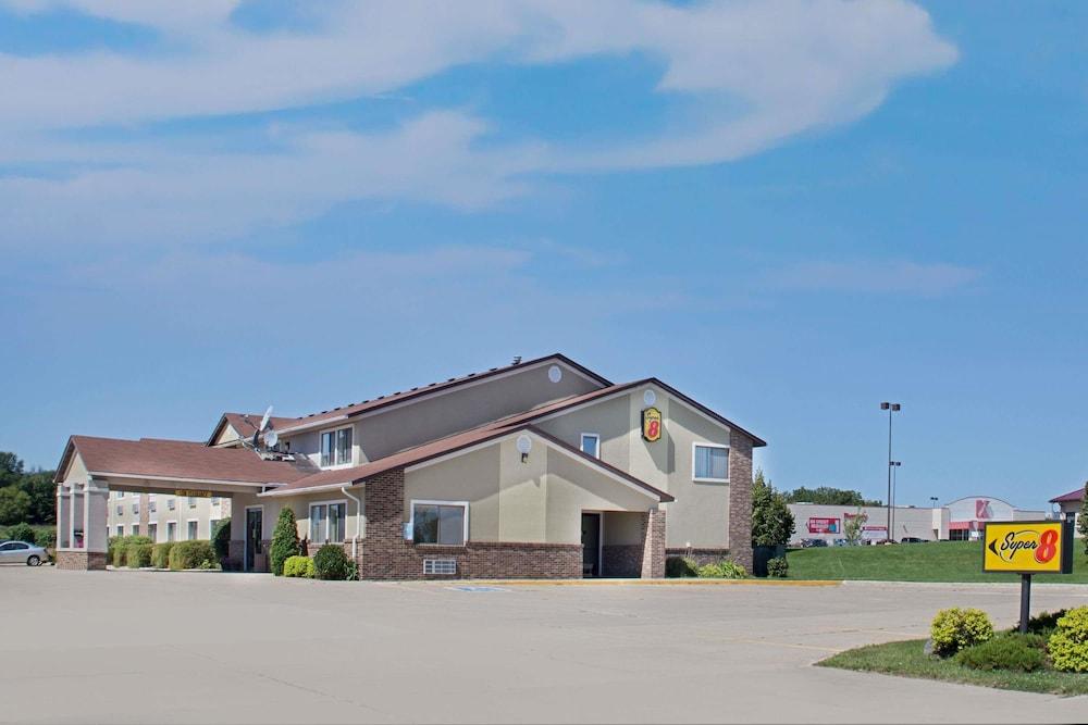 Super 8 by Wyndham Charles City — hotel in Charles City