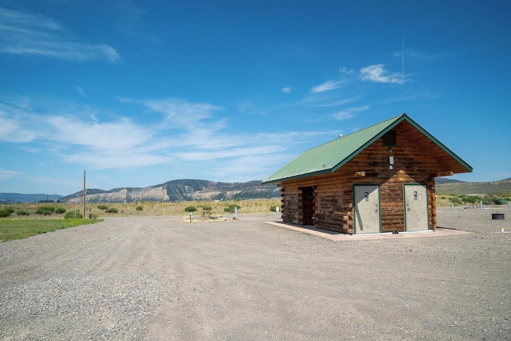 Trail and Hitch Tiny Home Hotel and RV — hotel in Meeker