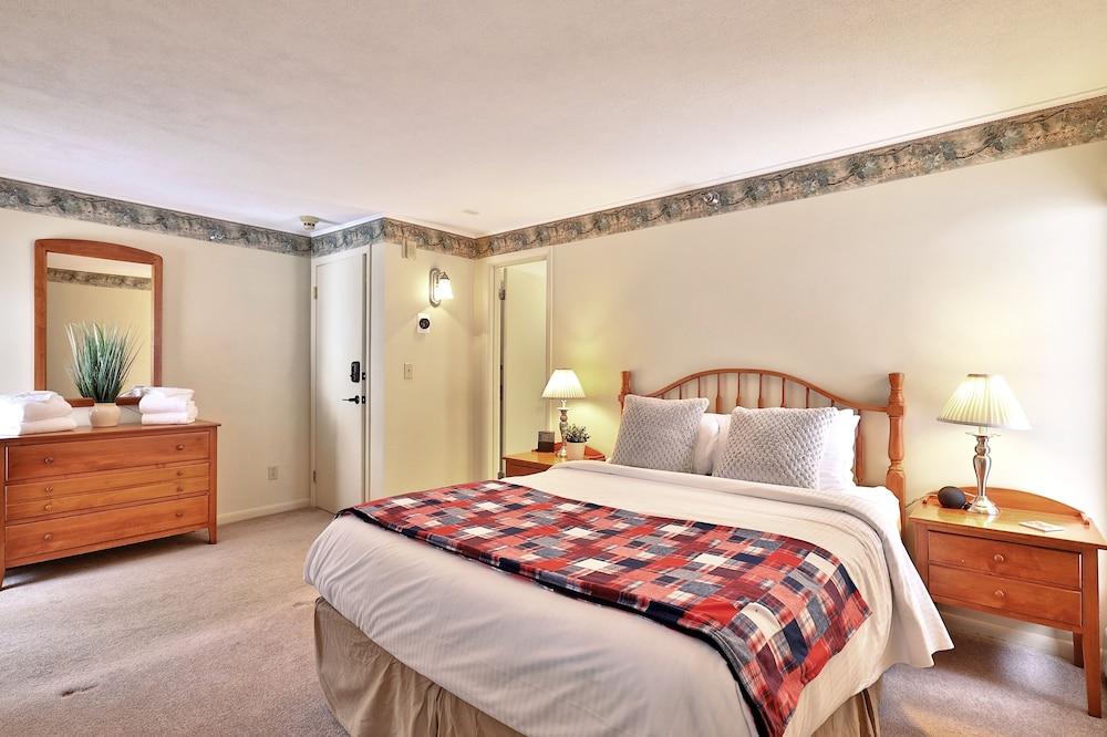 The Birch Ridge: Mission Room #2 - Queen Suite In Renovated Killington Lodge. Hot Tubs. 1 Bedroom Home — hotel in Killington