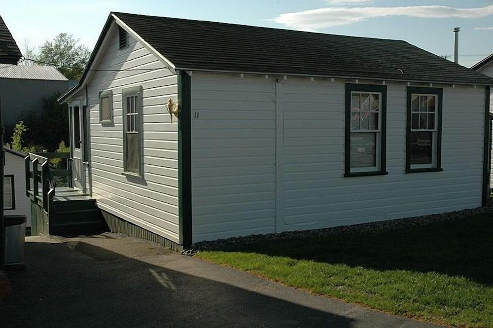 Channel Watefront Cottages — hotel in Laconia