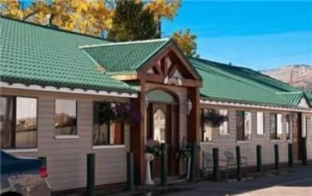 Dancing Bears Inn — hotel in East Glacier Park