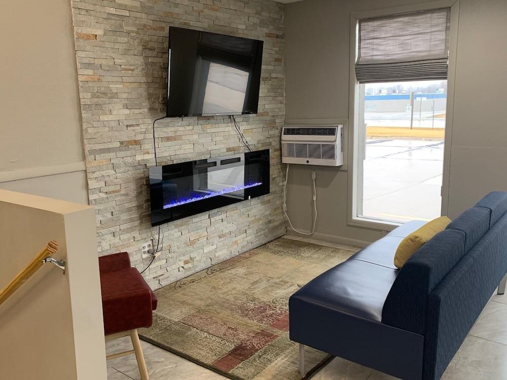 Super 8 by Wyndham Kirksville-University Area — hotel in Kirksville