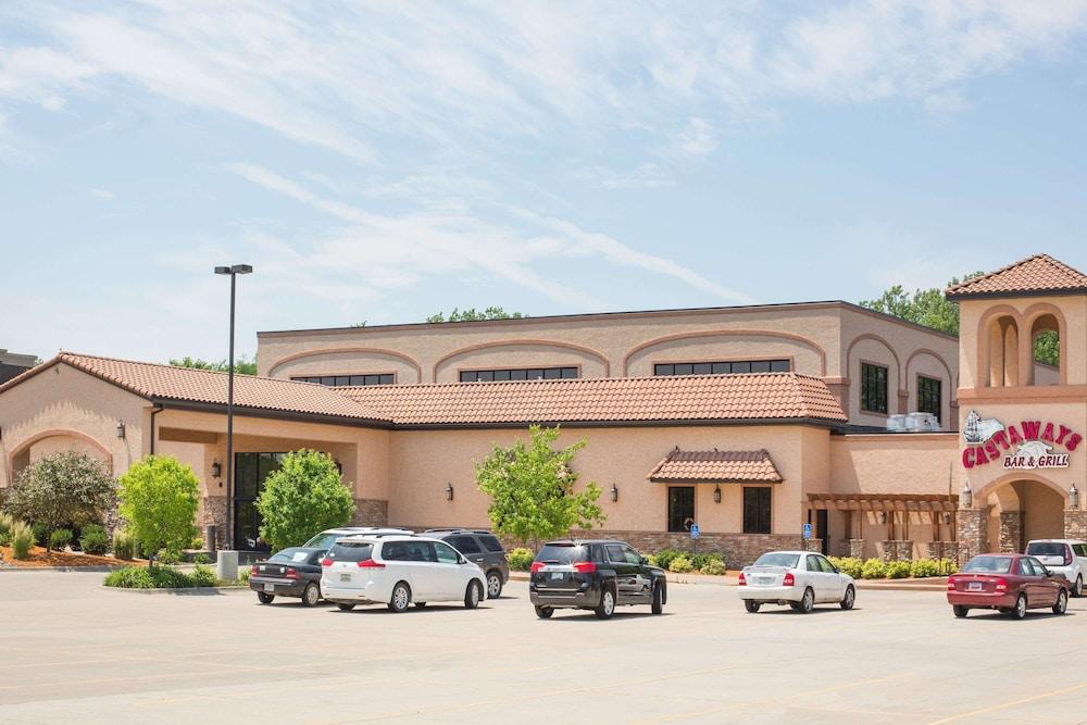 Ramada Tropics Resort & Conf Center by Wyndham Des Moines — hotel in Urbandale