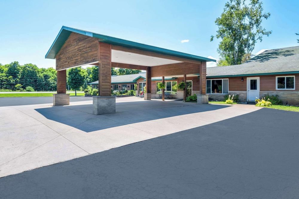 Quality Inn & Suites Munising — hotel in Munising