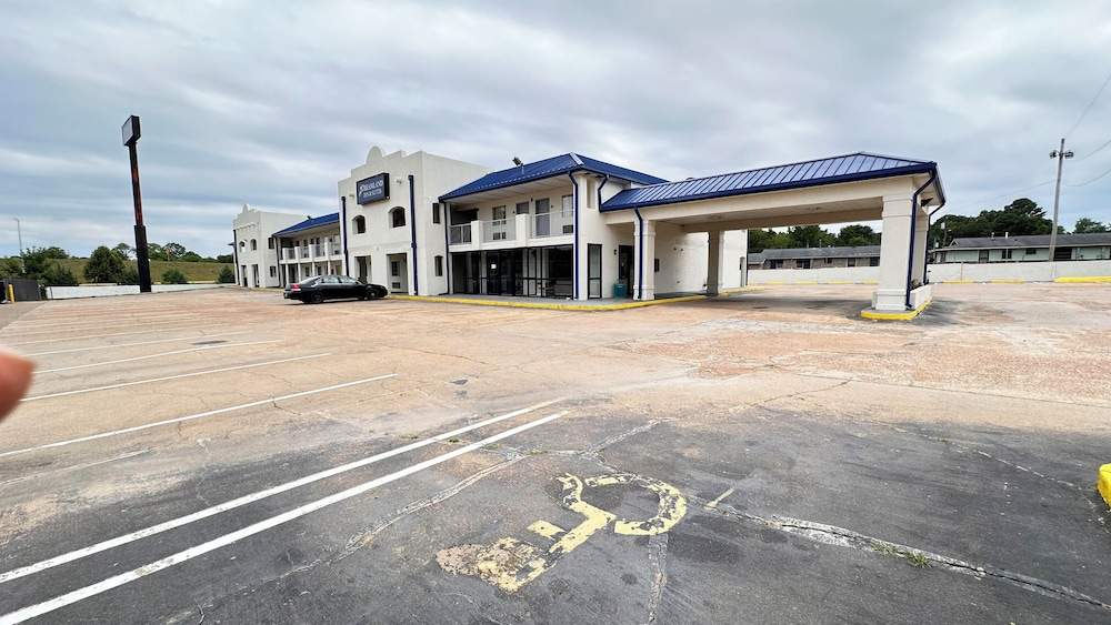 Dreamland Inn and Suites