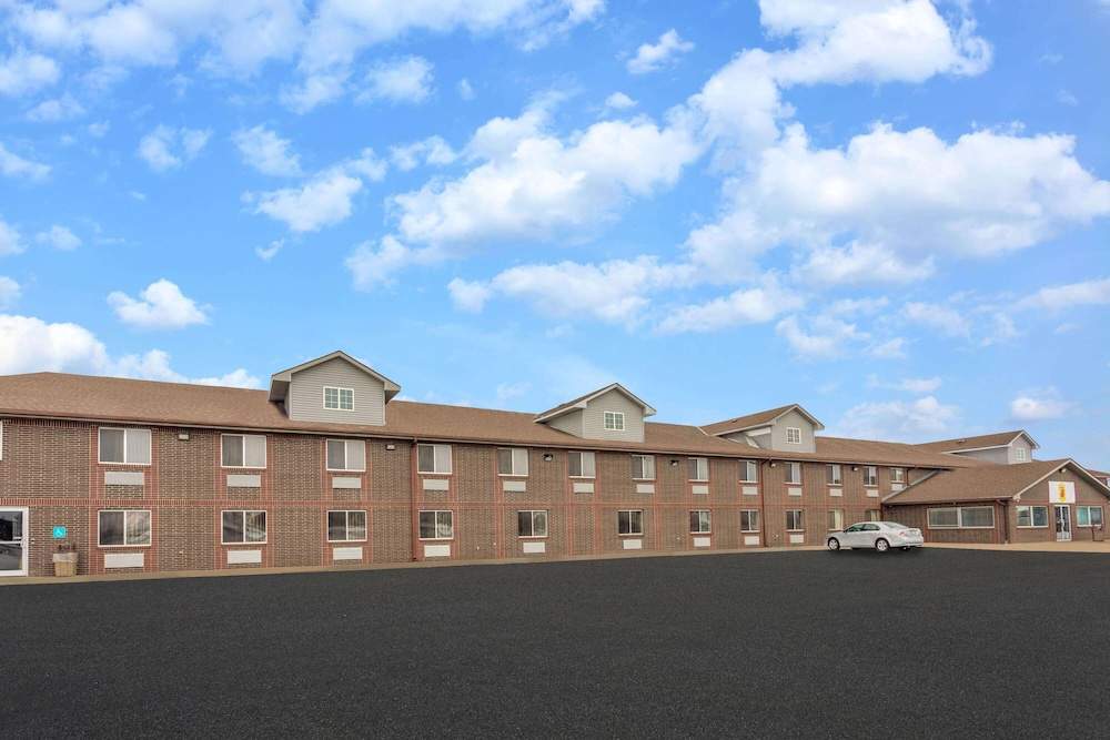 Super 8 by Wyndham Missouri Valley