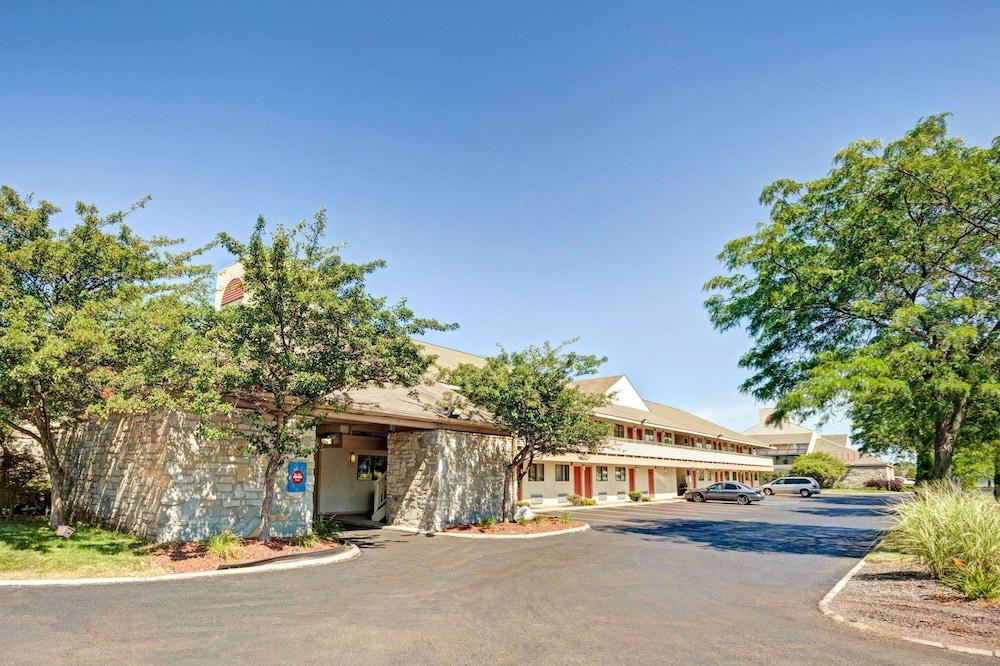 Days Inn & Suites by Wyndham Monroe — hotel in Monroe