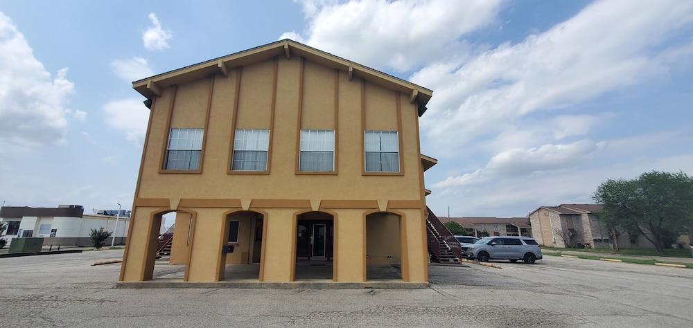 Antler's Inn — hotel in Cuero
