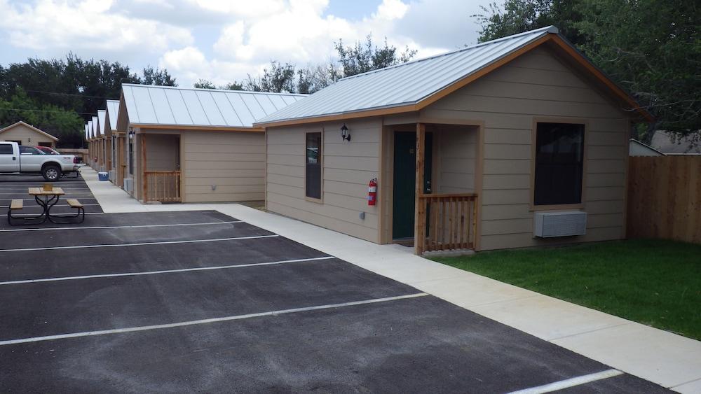 Brush Country Lodge — hotel in Pleasanton