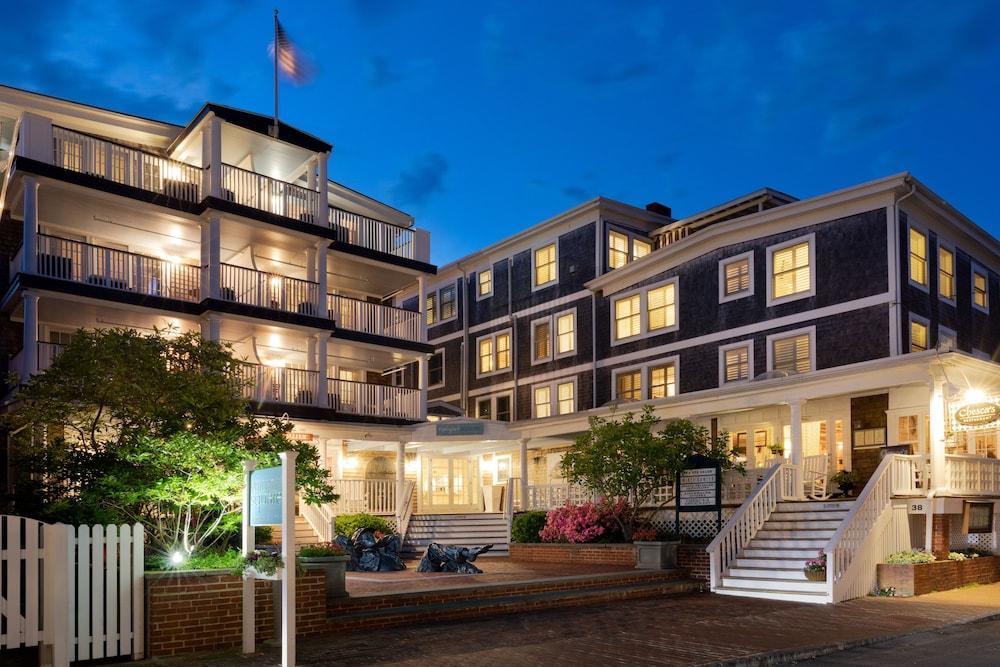 Vineyard Square Hotel & Suites — hotel in Edgartown