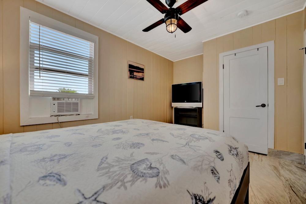 Stones Throw Beachfront Luxury Suites — hotel in Indian Rocks Beach