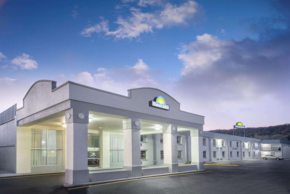 Days Inn by Wyndham Roanoke/Hollins Near I-81 — hotel in Roanoke