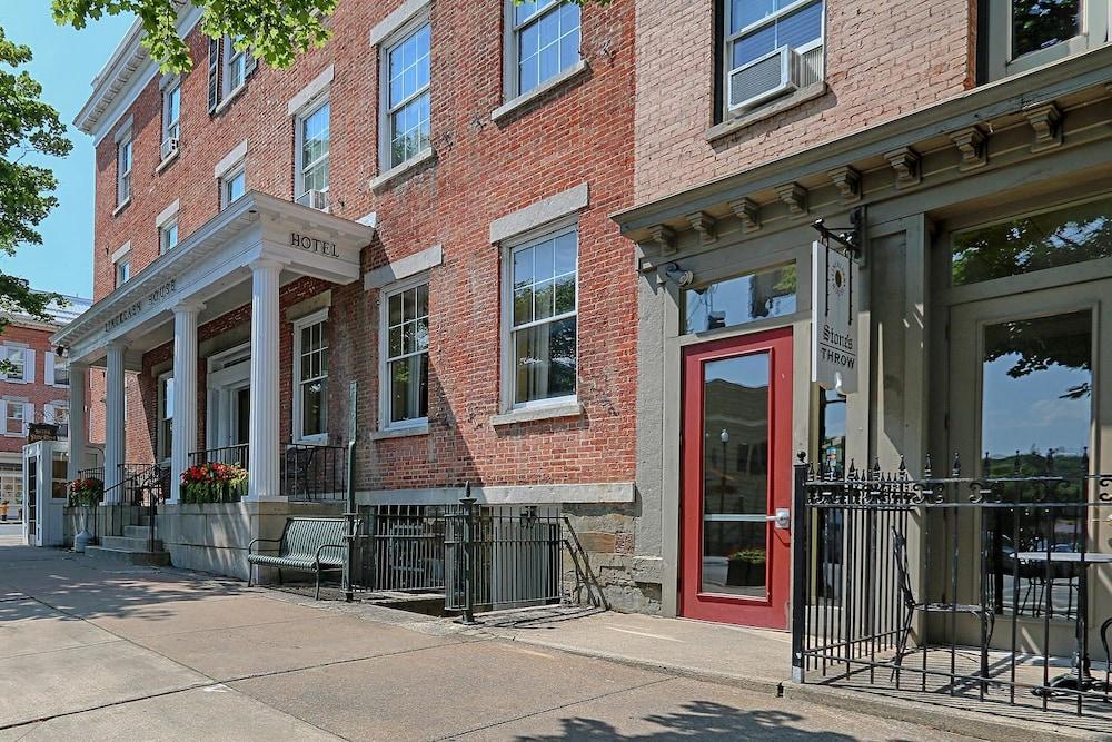 The Lincklaen House — hotel in Cazenovia