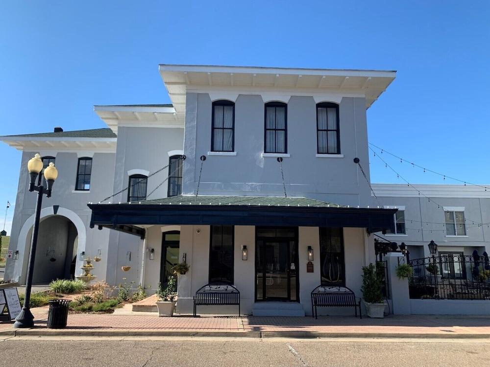 Hotel 27 — hotel in Greenville