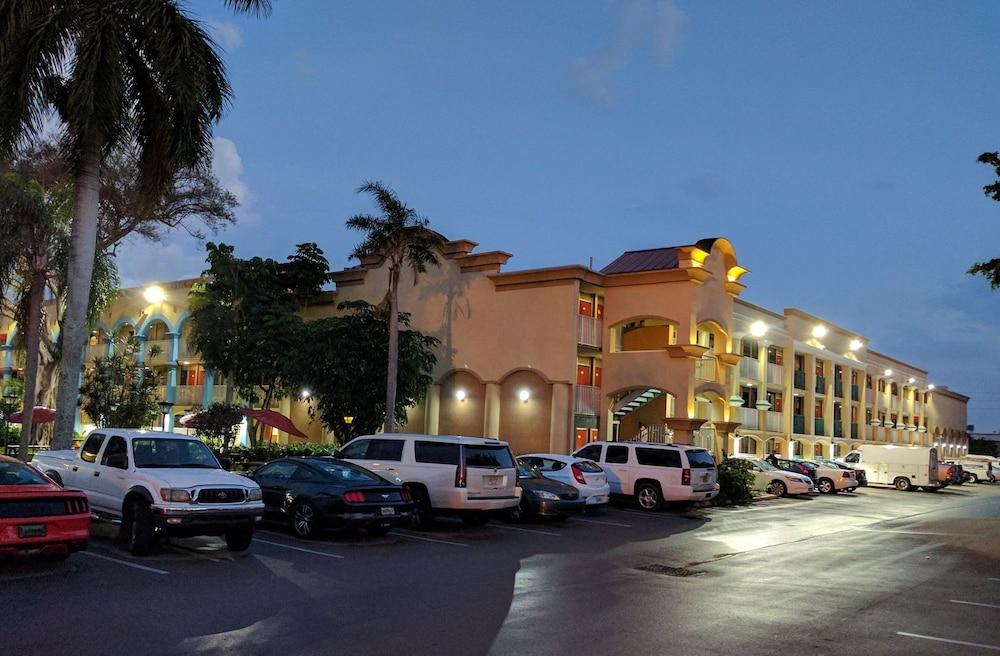Red Carpet Inn Airport and Cruise Port Hotel Fort Lauderdale — hotel in Fort Lauderdale