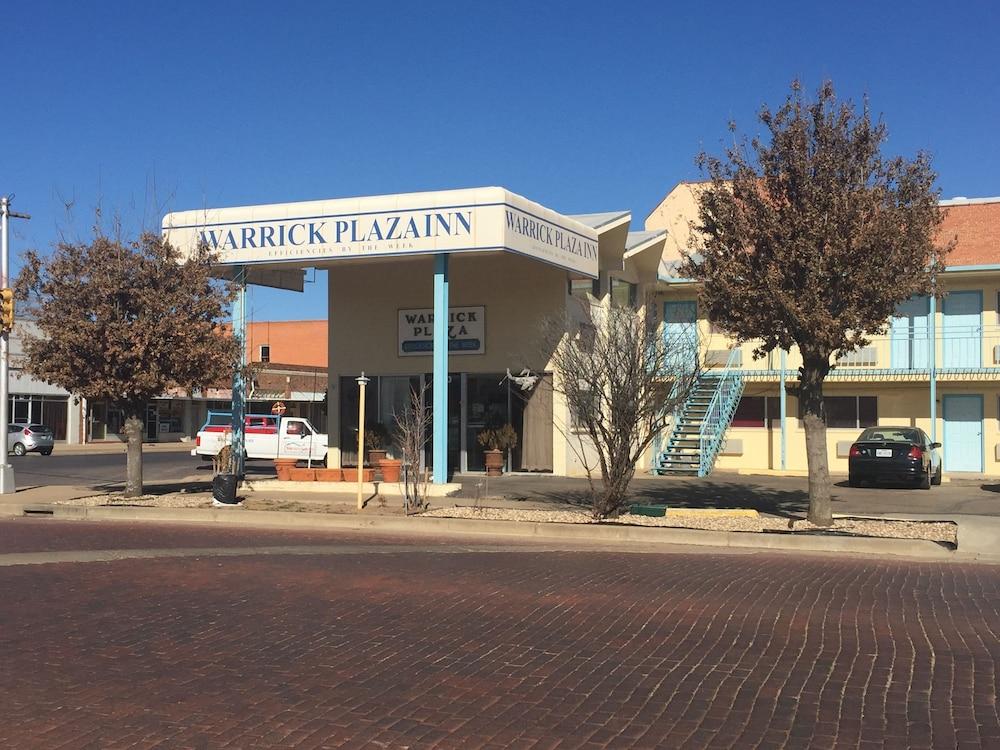 Warrick Plaza Inn — hotel in Plainview
