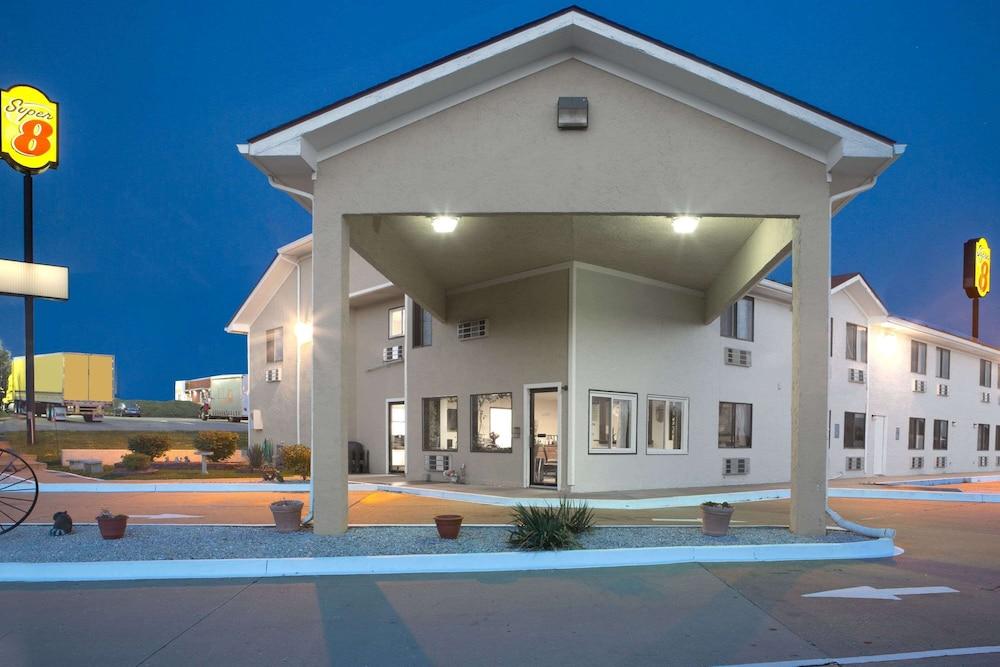 Super 8 by Wyndham Boonville — hotel in Boonville