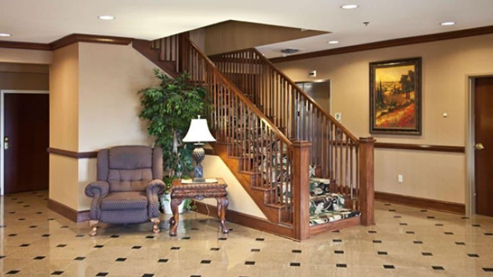 Mountain Inn & Suites — hotel in Flat Rock