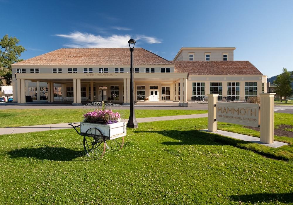 Mammoth Hot Springs & Cabins - Inside the Park — hotel in Yellowstone National Park