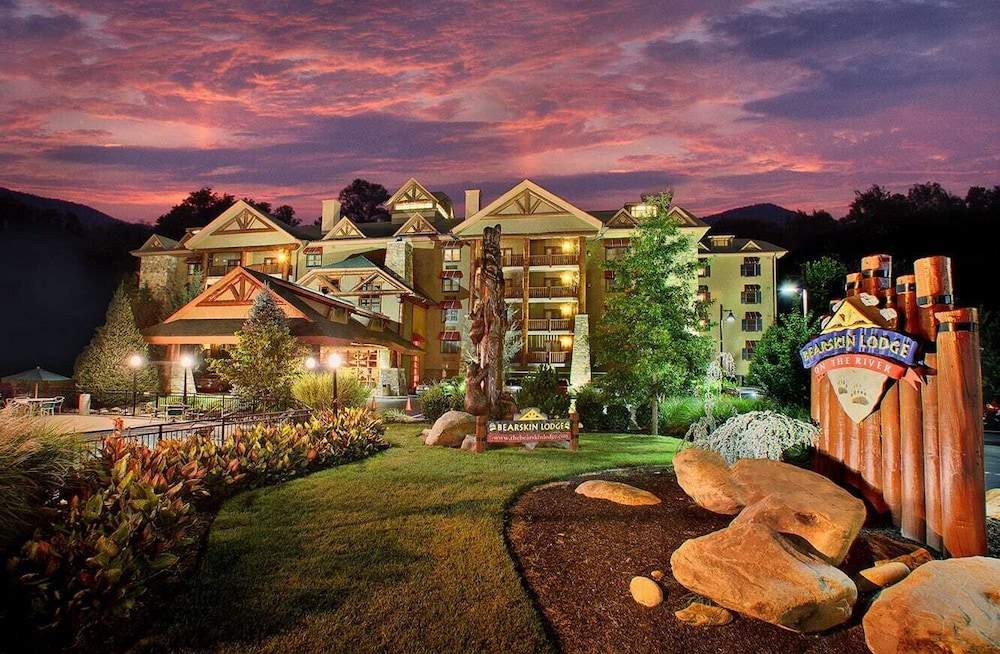 Bearskin Lodge on the River