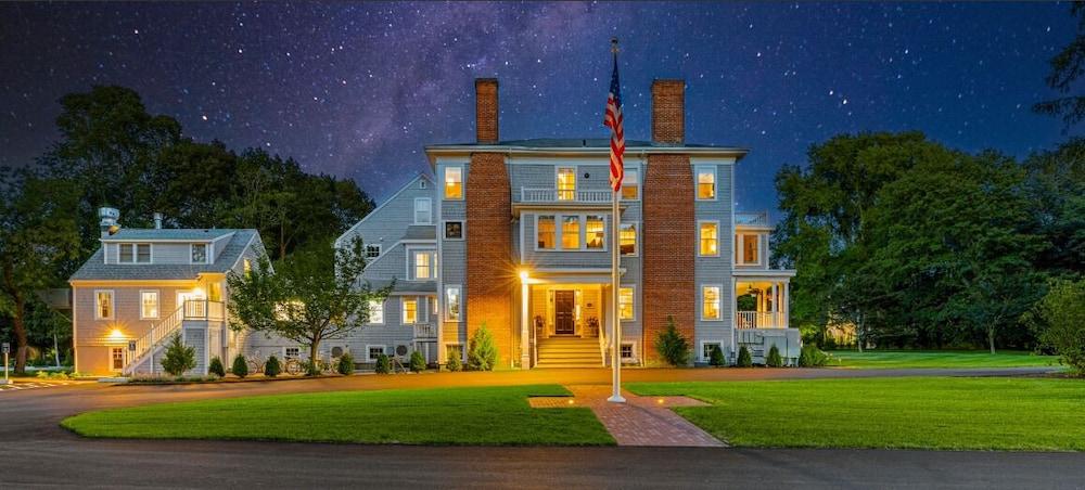 Charm on Main — hotel in Brewster